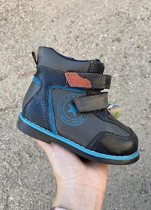 Новые детские ботинки