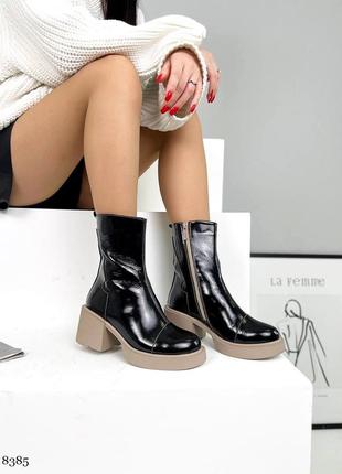 Жіночі черевики з натуральної лаковий шкіри в чорному кольорі на анкеті з каблуком