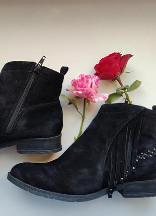 Чорні класичні стильні елегантні черевики на блискавці декоровані бахромою вишивкою демісезонні від бренду daisy street