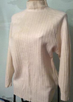 Белый мягкий шерстяной свитер,44-50разм.