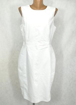 Белое платье футляр на золотой молнии без рукавов4 фото