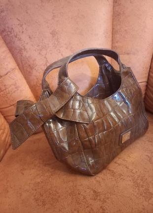 Коричневая мини-сумка на запястье liz claiborne 1976 made for all lifestyles с крокодиловым принтом