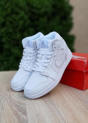 Зимние женские кроссовки nike air jordan 1 retro white