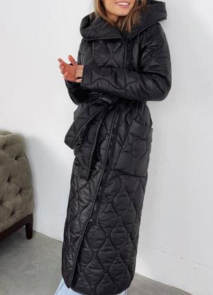 Пальто на запах с молнией стеганое черное с капюшоном длинное1 фото