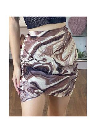 Актуальная юбка мини, в мраморный принт, стильная, модная, трендовая3 фото
