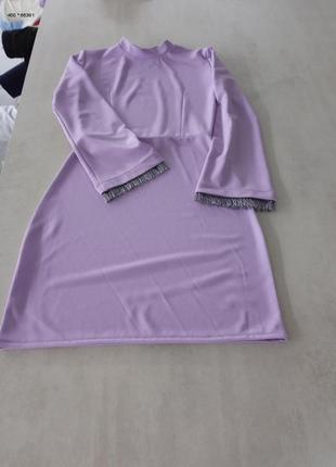 Красивое платье с бахромой на рукавах