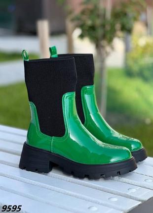 Зеленые лакированные демисезонные ботинки с текстильной черной резинкой2 фото