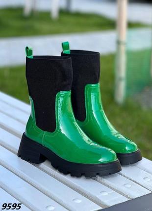 Зеленые лакированные демисезонные ботинки с текстильной черной резинкой1 фото