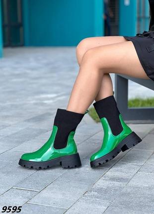 Зеленые лакированные демисезонные ботинки с текстильной черной резинкой8 фото
