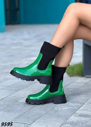Зеленые лакированные демисезонные ботинки с текстильной черной резинкой9 фото