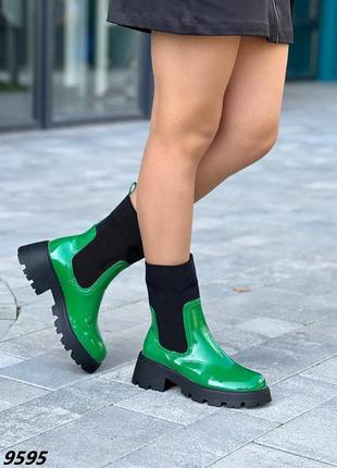 Зеленые лакированные демисезонные ботинки с текстильной черной резинкой4 фото