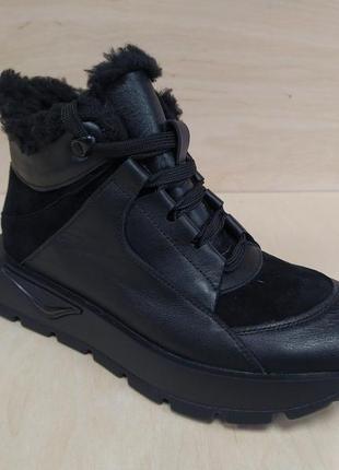 Мега стильные женские зимние утепленные ботиночки-кроссовки черного цвета из натуральной кожи и замши.