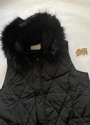 Стёганная жилетка zara с мехом