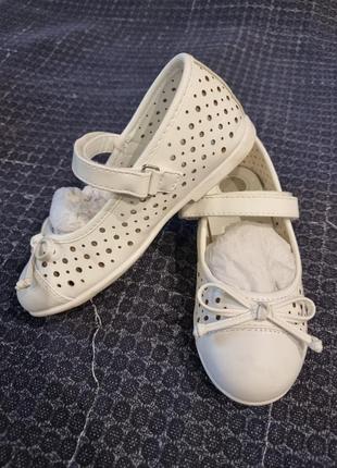 Білі туфлі на дівчинку chicco4 фото