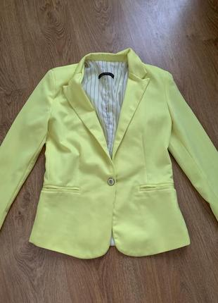 Стильний яскравий піджак zara