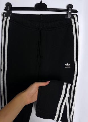 Женские спортивные штаны adidas с лампасами черные адидас оригинал джоггеры1 фото