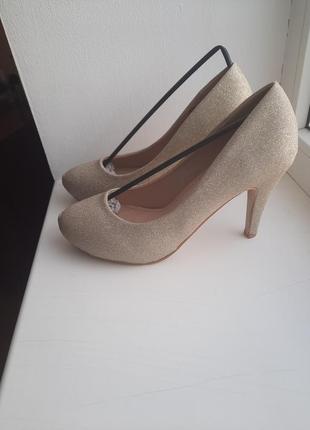 Нові жіночі туфлі  40 розмір .
блискучі на каблуку  ,каблук 10 см
по стельці 25,5 см