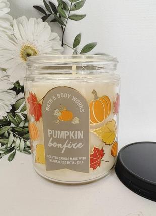 Свеча pumpkin bonfire от bath and body works1 фото