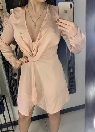 Бежевое сатиновое платье я декольте / платье с рукавом