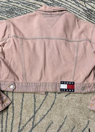 Розовая котоновая куртка джинсовка tommy jeans8 фото