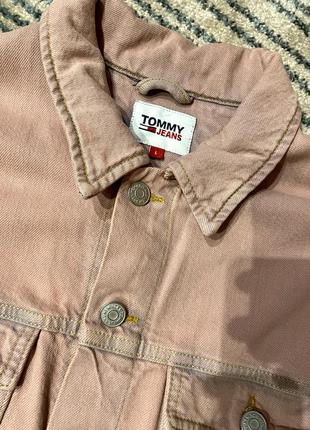 Розовая котоновая куртка джинсовка tommy jeans7 фото