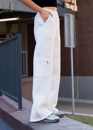 Штани жіночі трикотажні, теплі на флісі, з кишенями карго, у стилі кежуал, штани, білі2 фото