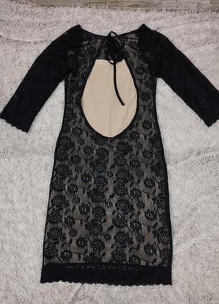 Чёрное кружевное платье с вырезом на спінке