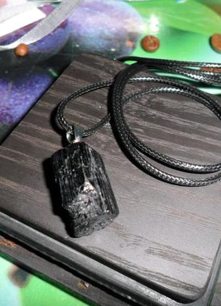 Підвіс (кулон) на шнурку з натуральним чорним турмаліном, натуральний камінь, чорний турмалін, шерл3 фото