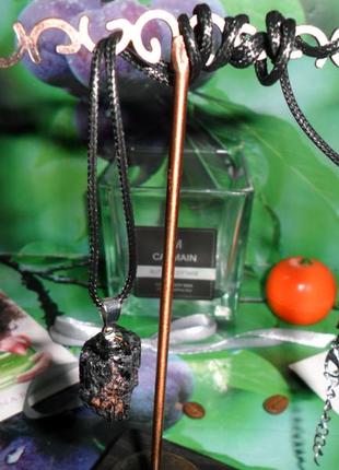 Підвіс (кулон) на шнурку з натуральним чорним турмаліном, натуральний камінь, чорний турмалін, шерл7 фото