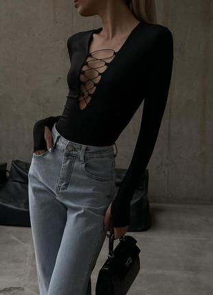 Боди женское однотонное на длинный рукав с вырезом в зоне декольте на шнуровке качественное стильное трендовое черное