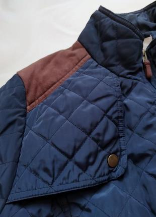 Демисезонная стеганая куртка, с поясом, деми, замшевые плечи, утепленная5 фото
