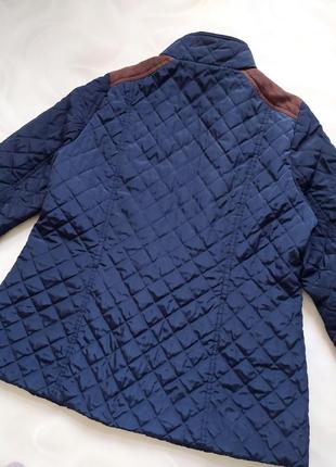Демисезонная стеганая куртка, с поясом, деми, замшевые плечи, утепленная7 фото