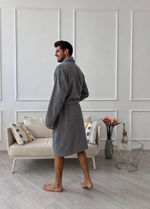Мужской домашний теплый банный однотонный махровый халат на запах с шалевым воротником с карманами цвет серый2 фото