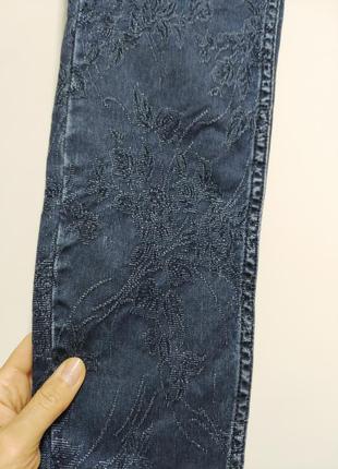 Очень крутые джинсы-скинни с выбитым рисунком3 фото