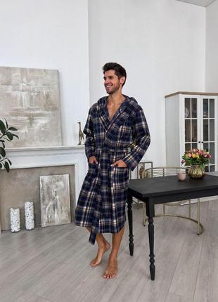Теплый банный домашний флисовый мужской халат на запах с карманами с капюшоном цвет клетка сине коричневая4 фото