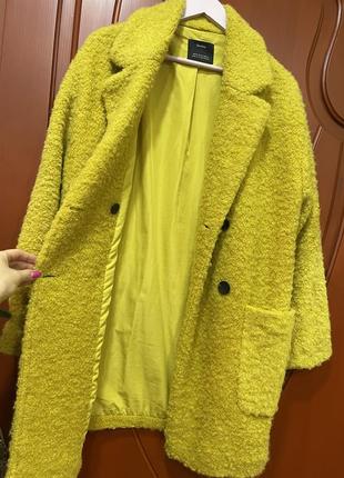 Стильне яскраво-жовте пальто bershka3 фото
