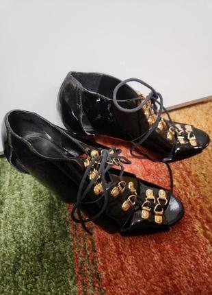 Туфли-ботинки с открытыми носочками 39р