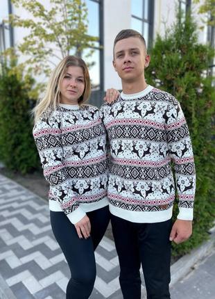 Новогодний свитер с оленями белый