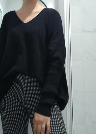 Чорна кофта з v-вирізом на спині та на грудях,чорний светрик оверсайз, пуловер з v-подібним вирізом, стильний светр