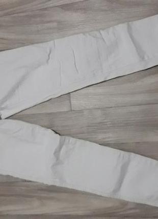 Белые джинсы скинни