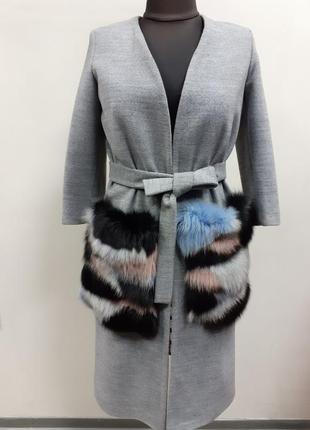 Пальто - халат  с яркими меховыми карманами zuhvala