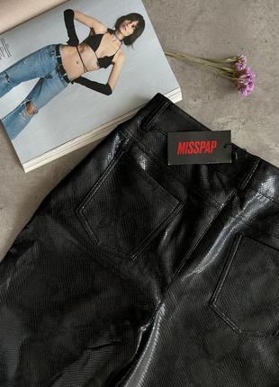 Стильные кожаные штанишки со змеиным принтом от misspap10 фото