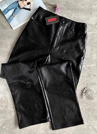 Стильные кожаные штанишки со змеиным принтом от misspap6 фото