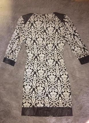 Оригинальное платье черно белое узор вставки кожзам рукав 3/4 три четверти2 фото