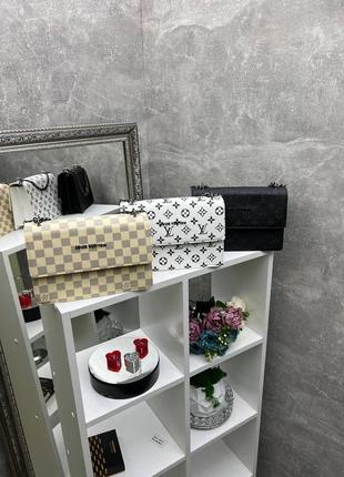 Стильний якісний каркасний клатч на ланцюжку під клапаном