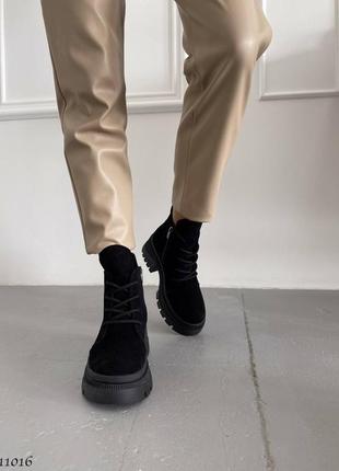Черные натуральные замшевые демисезонные деми осенние ботинки на шнурках шнуровке среднем толстом каблуке платформе замша осень6 фото