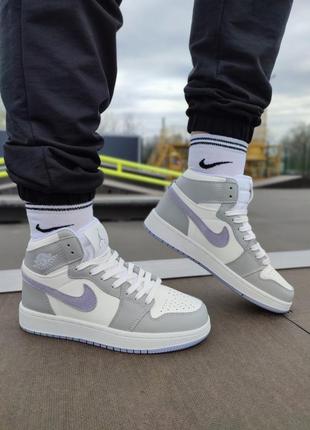 Женские кроссовки nike air jordan 1 retro mid grey violet