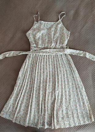 Платье плисерированное с цветочным принтом на брителях