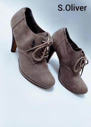 Женские демисезонные замшевые серые ботильоны со шнурками на каблуке от бренда s.oliver.