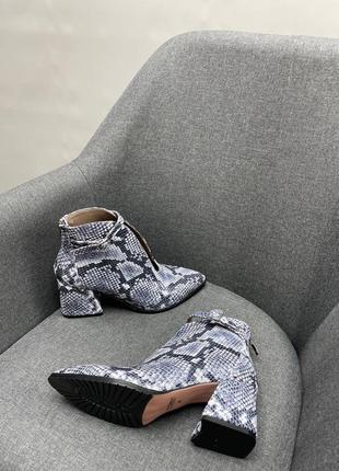 Шкіряні ботильйони чорно-біла змія